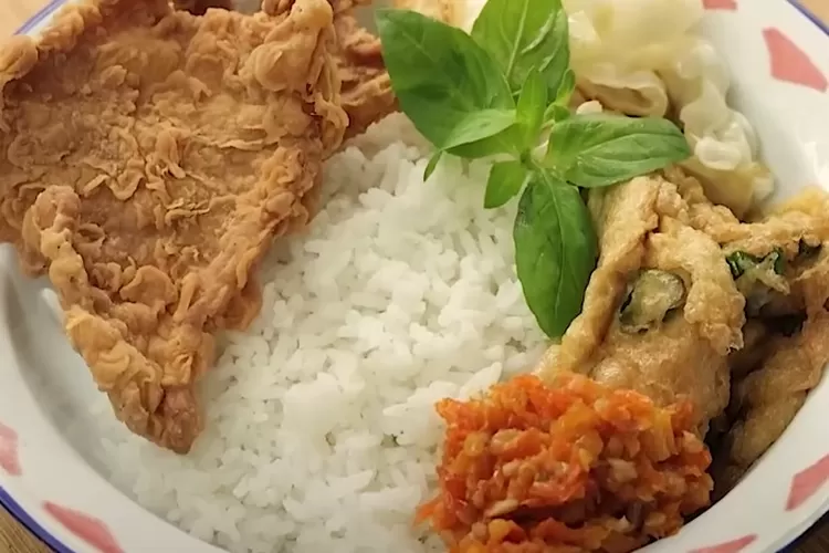 Resep nasi kulit krispi sambal gledek (YouTube Devina Hermawan)