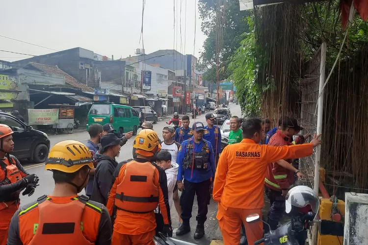 Tim Diskar PB Kota Bandung dan Basarnas masih berusaha keras melakukan pencarian seorang anak yang diduga terseret arus Sungai Neglasari - Terusan Cinambo. (Foto: Humas Diskar PB Kota Bandung)
