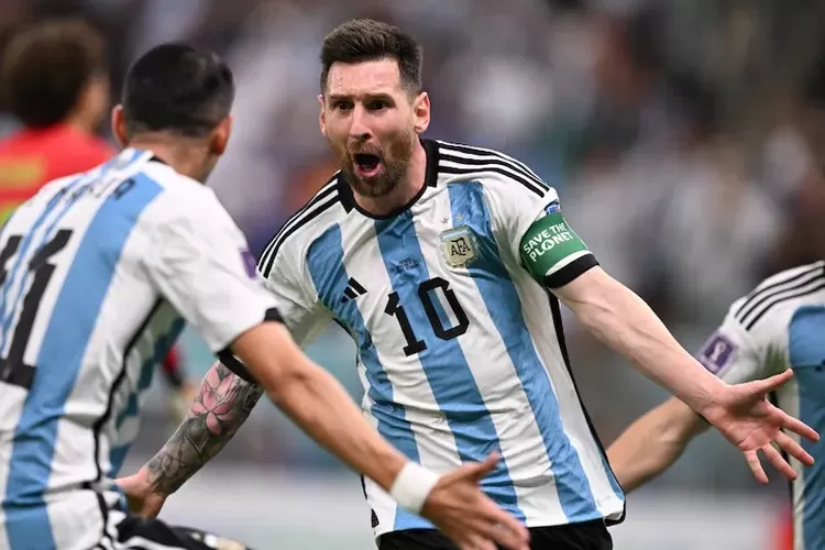 Lionel Messi melakukan selebrasi usai mencetak gol ke gawang Meksiko.