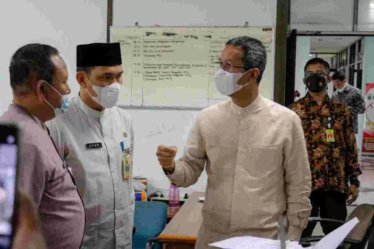 Pj Gubernur DKI Jakarta Heru Budi Hartono (kanan) bersama para pejabat Pemprov DKI saat sidak pelayanan masyarakat di kantor Kecamatan Tebet.