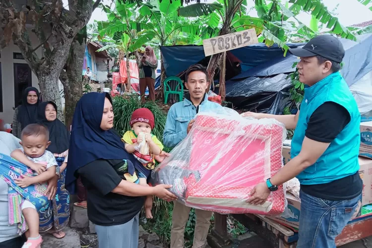 Partai Gelora Indonesia Kota Bekasi kirim bantuan langsung korban gempa bumi Cianjur pada Sabtu (26/11/2022). (FOTO: Humas Gelora).