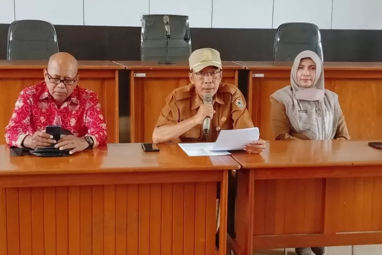 Kepala Disnakertrans Kalimantan Selatan mengumumkan kenaikan UMP Kalsel 2023 (kalselprov.go.id)