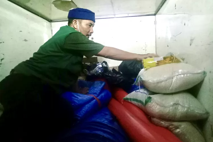 Ketua Sigab PD PERSIS Kota Tangerang Ali Imron ketika memasukan bantuan yang akan dibawa ke lokasi gempa Cianjur
