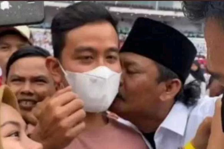 Foto seorang pria mencium Wali Kota Solo Gibran Rakabuming yang sempat viral (Istimewa)