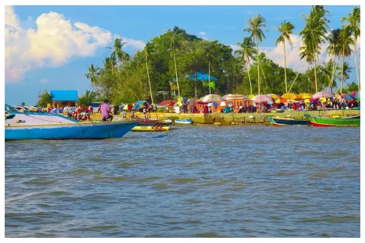 Destinasi wisata yang berada di Pantai Takisung, 'Pulau Batu Berjanggut' Kalimantan Selatan (Instagram @haspiannor.rahmatillah)