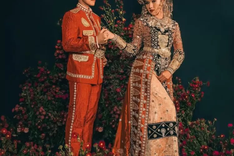 Capture foto dari Instagram @erinagudono yang menunjukkan unggahan Erina Gudono yang membagikan momen prewedding menggunakan baju adat Gorontalo