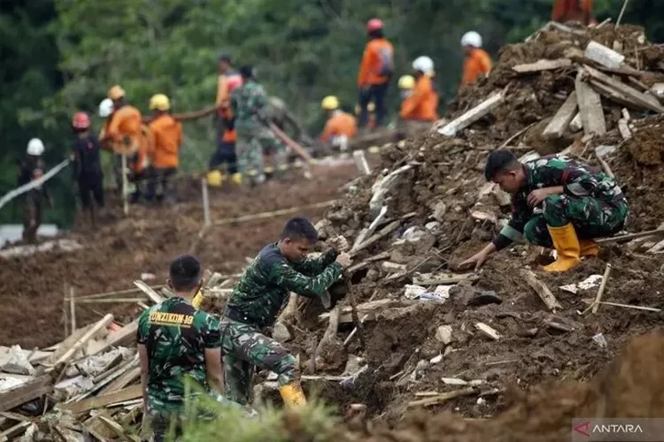 Petugas SAR gabungan melakukan evakuasi korban longsor akibat gempa bumi di Cugenang, Kabupaten Cianjur, Jawa Barat/Antara