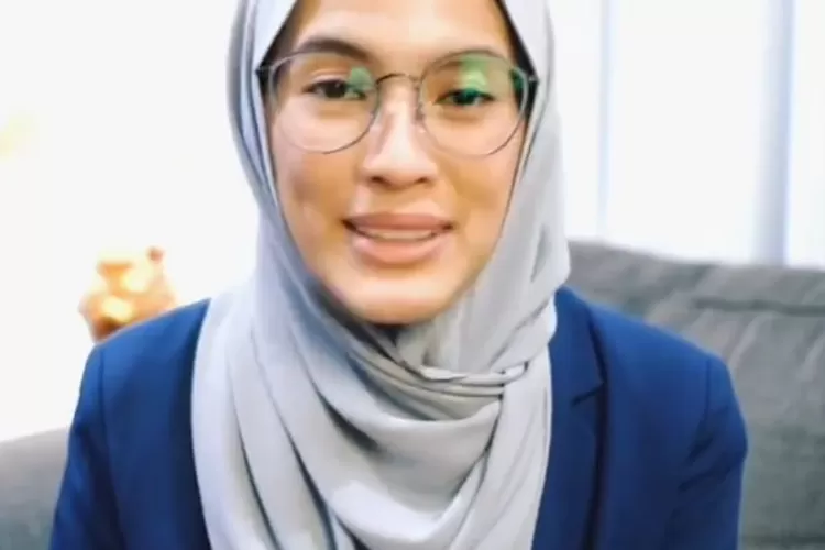 Capture foto dari Instagram @ichasoebandono yang menunjukkan unggahan Alyssa Soebandono yang tubuhnya nampak semakin kurus kering.