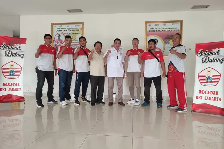 Pelepasan atlet gulat ke Kejurnas di Medan oleh Waketum KONI DKI Gde Sardjana.