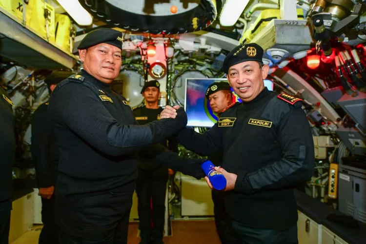 Kapolri Jenderal Pol Listyo Sigit Prabowo (kanan) dapat beaver dari TNI AL  (Istimewa )