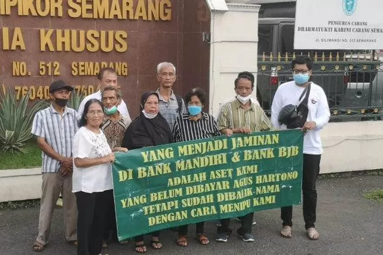 Sejumlah orang mengatasnamakan korban mafia tanah diduga massa bayaran di depan Pengadilan Negeri (PN) Semarang. (Istimewa )