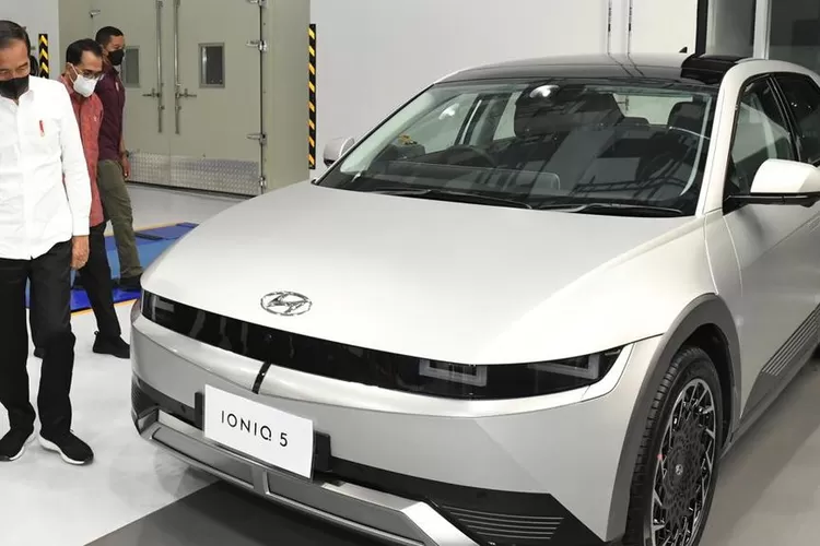 Presiden Jokowi saat meninjau Hyundai Iconiq 5. Mobil Hyundai Iconiq 5 menjadi salah s atu kendaraan yang digunakan dalam KTT G20 Bali