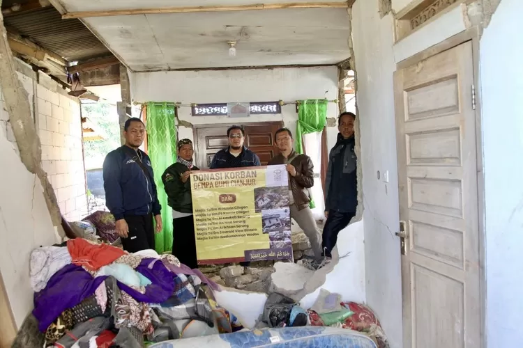 Ketika berada dsuatu rumah terdampak bencana di Kecamatan Cugenang - Foto: Henry Lukmanul Hakim