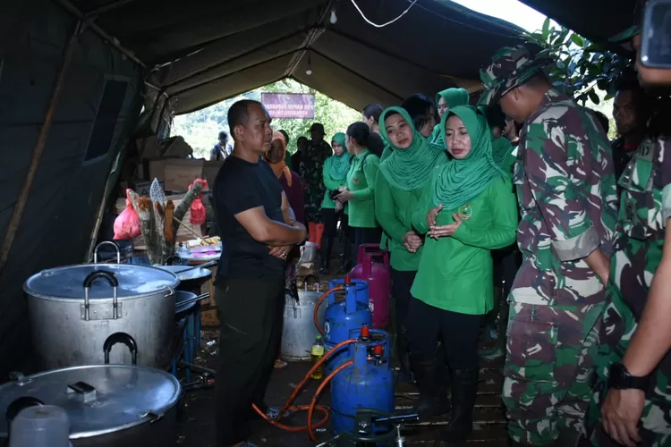 Persit Cabang BS Kopassus meninjau posko bencana alam Kopassus