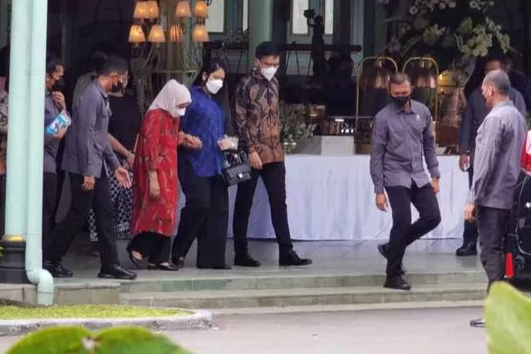 Iriana Jokowi didampingi anak dan menantunya usai mengunjungi Pura Mangkunegaran Solo, lokasi resepsi pernikahan Kaesang Pangarep dan Erina Gudono (Endang Kusumastuti)