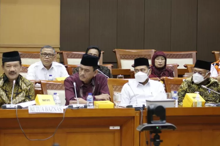 Ketua Baznas RI Prof Dr KH Noor Achmad , MA (kiri) bersama pimpinan Baznas mengikuti rapat dengar pendapat dengan Komisi VIII DPR RI, Senin (29/11/2022).