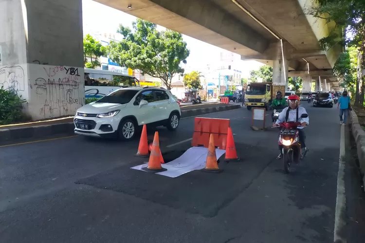 Kondisi Jalan Sholeh Iskandar Bogor amblas saat ini.