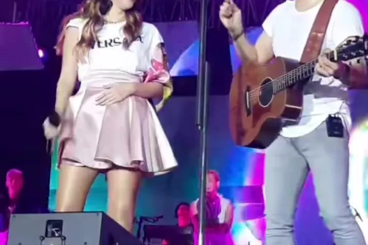 BCL dan Ariel terlihat mesra di panggung