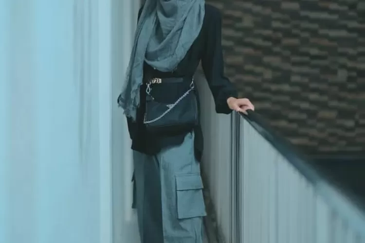 Capture foto dari Instagram Alyssa Soebandono @ichasoebandono yang menunjukkan postingan terbarunya menggunakan outfit tema monochrome.