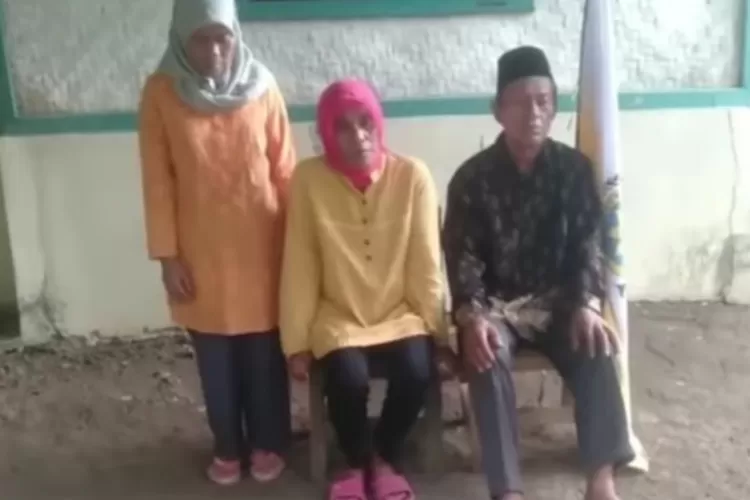Video Viral Wanita Mengaku Sebagai Ratu Adil Imam Mahdi (Wanita berhijab warna pink dan kebaya kuning ditemani seorang pria menggunakan peci hitam dan seoran)