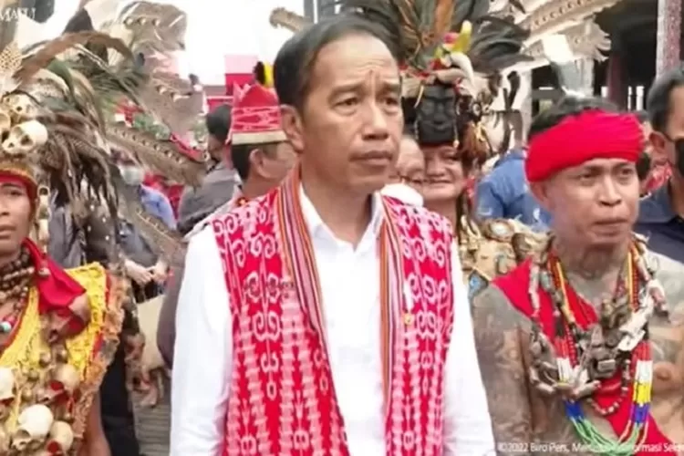 Presiden Jokowi bertemu warga Suku Dayak di Pontianak Kalimantan Barat.