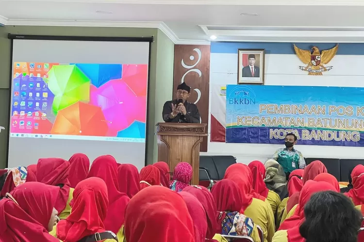 Wakil Ketua DPRD Kota Bandung, H. Achmad Nugraha, D.H., S.H., menjadi pembicara Pembinaan Pos KB Kecamatan Batununggal, di Kantor Kecamatan Batununggal, Kota Bandung, kemarin ini. Ariel/Humpro DPRD Kota Bandung