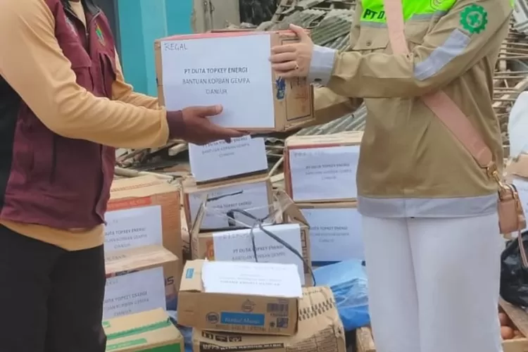 Pengusaha muda Novita Emiralda menyerahkan bantuan kepada perwakilan warga  korban gempa Cianjur, Rabu (30/11/2022).