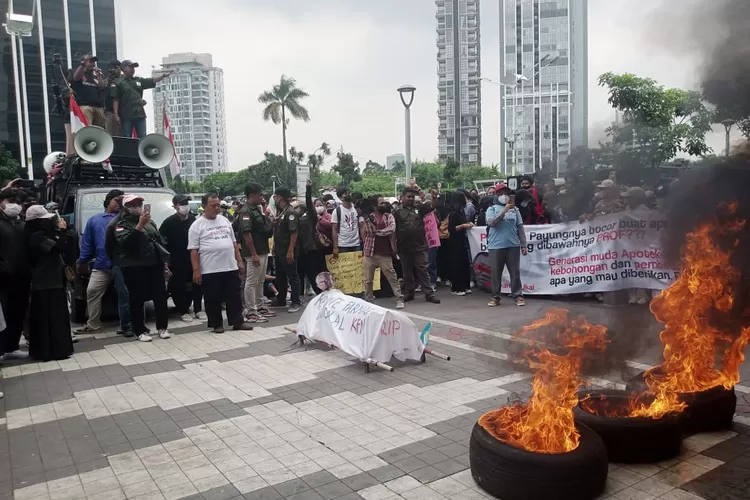 Ratusan mahasiswa jurusan apoteker dari berbagai universitas di Indonesia menggelar unjuk rasa di depan kantor Kementerian terkait memprotes Panitia Nasional Ujian Kompetensi Apoteker Indonesia, Rabu (30/11/2022).