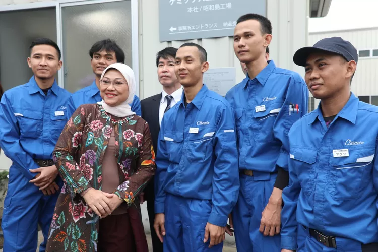 Menaker Ida Fauziyah bersama para tenaga kerja Indonesia di Jepang. 