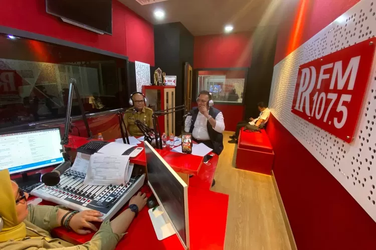 Anggota DPRD Kota Bandung, Folmer Siswanto M. Silalahi, S.T., menjadi narasumber talkshow 'Opsi' di Radio PRFM Bandung, kemarin ini. Indra/Humpro DPRD Kota Bandung