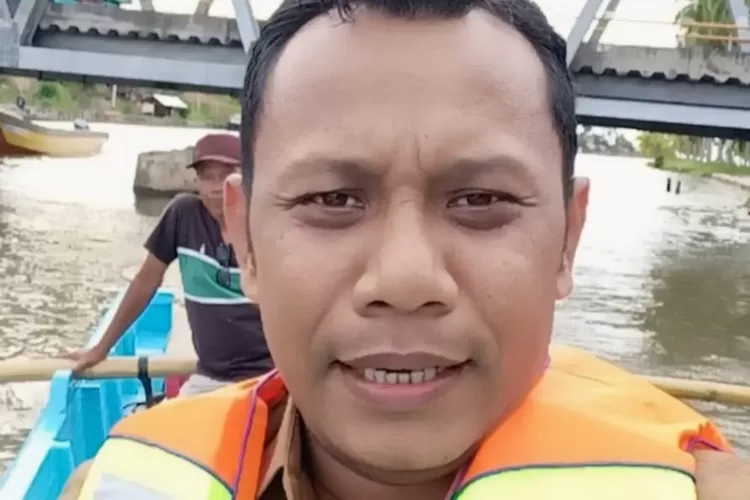 Anton Wira Tanjung, saat mencoba naik perahu fiber bantuan yang diterima nelayan. (harianhaluan.com - TRISNALDI)