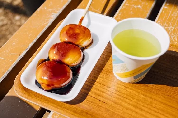 dango and tea cup sweet dessert of Japan (freepik.com/jcomp)