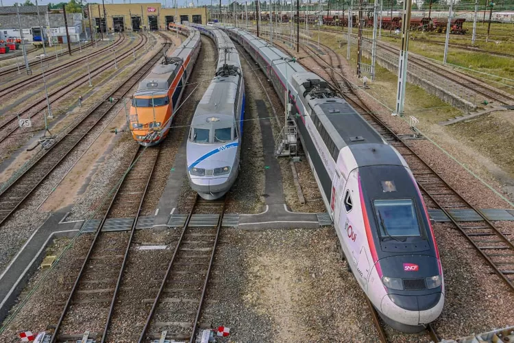 TGV POS, salah satu kereta api tercepat di dunia (Akun Instagram @railpassionsncf)