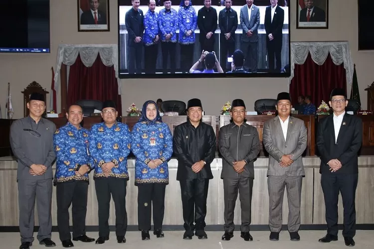 Foto bersama Pimpinan DPRD Banten, Pj Gubernur dan Kepala BPKAD Banten (foto: Biro Adpim)