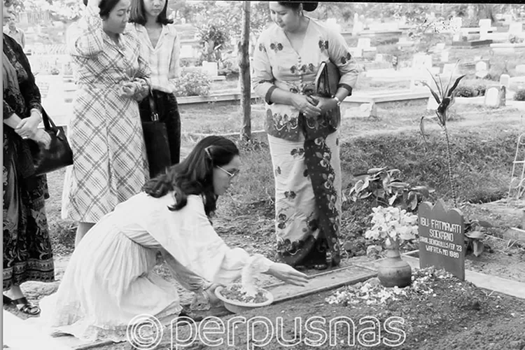 Tokoh perempuan Indonesia berziarah ke makam Fatmawati Soekarno (perpusnas.go.id)