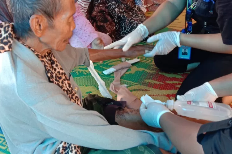 tenaha kesehatan memeriksa korban gempa Cianjur