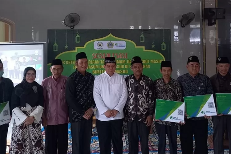Perwakilan Imam Masjid saat menerima simbolik kartu peserta BPJS Ketenagakerjaan