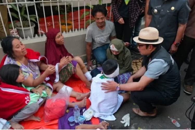 Gubernur Jawa Barat Ridwan Kamil saat menemui korban Gempa Bumi di Kabupaten Cianjur, Jawa Barat. (Foto: Twitter @ridwankamil)