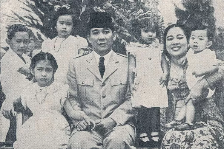 Soekarno bersama Fatmawati dan kelima anaknya (picryl)
