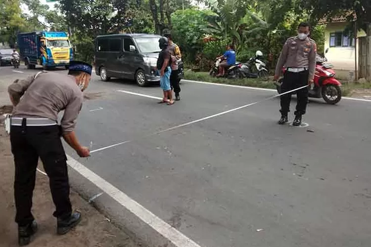 Kecelakaan Di Mojokrapak Jombang, Pemotor Meninggal Terlindas Dump ...