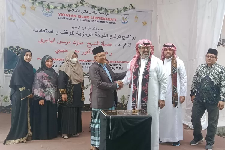 Donatur dari Kerajaan Arab Saudi mewakafkan tanah bagi peningkatan Life Skill santri Ponpes Lentera Hati Islamic Boarding School (LHIBS), Sesela, Lombok Barat. (Suara Karya/Istimewa)