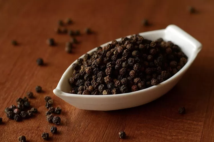 Lada hitam memiliki banyak manfaat bagi kesehatan salah satunya turunkan kolesterol (pixabay)