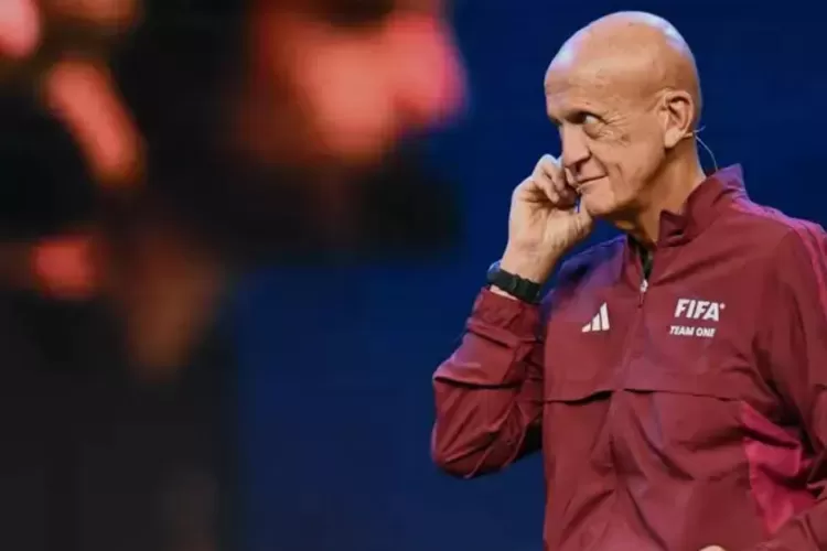 Pierluigi Collina, wasit Italia, memberi saran wasit  Piala Dunia 2022 tentang tambahan waktu (fifa.com)