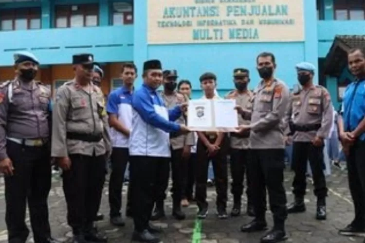 Kapolda DIY melalui Kapolres Gunungkidul AKBP Edy Bagus Sumantri menyerahkan bantuan pendidikan kepada  Niko Dwi Saputra di SMK Muhammadiyah Gunungkidul. (Istimewa )