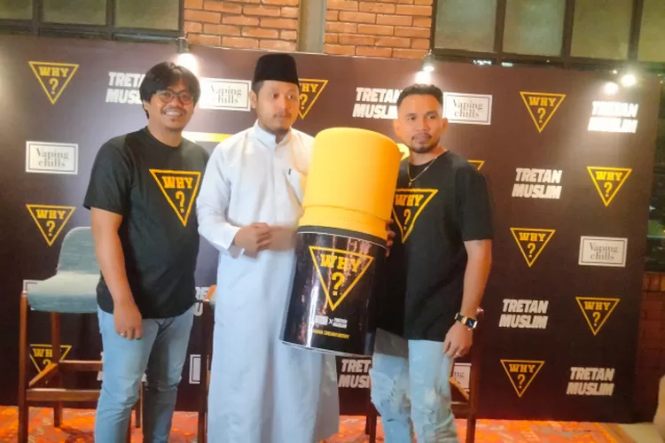 Tretan Muslim (tengah) dan pengusaha Roy Ricardo (kanan) meluncurkan liquid baru Why? (Sadono)