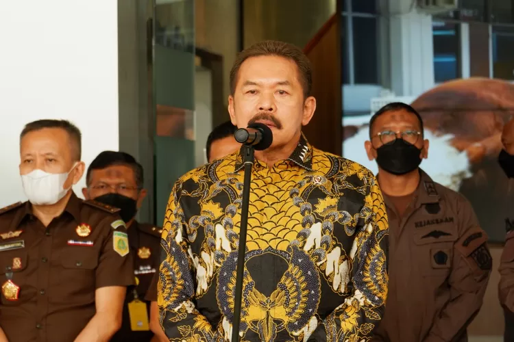 Jaksa Agung ST Burhanuddin saat menyerahkan bantuan untuk korban gempa bumi Cianjur melalui program Kejaksaan RI Peduli