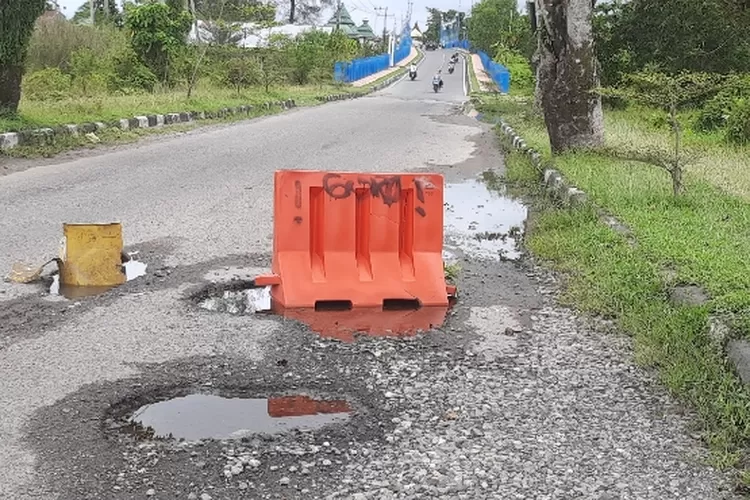 Rambu-rambu Darurat pada Jalan Rusak di Jalan Tan Malaka Pariaman, Perbaikan Belum Juga! (Trisnaldi )