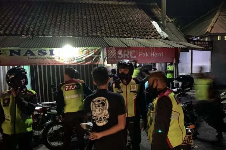 Polisi patroli malam ke tempat pemukiman masyarakat yang terdampak gempa. (Foto: PMJ News)
