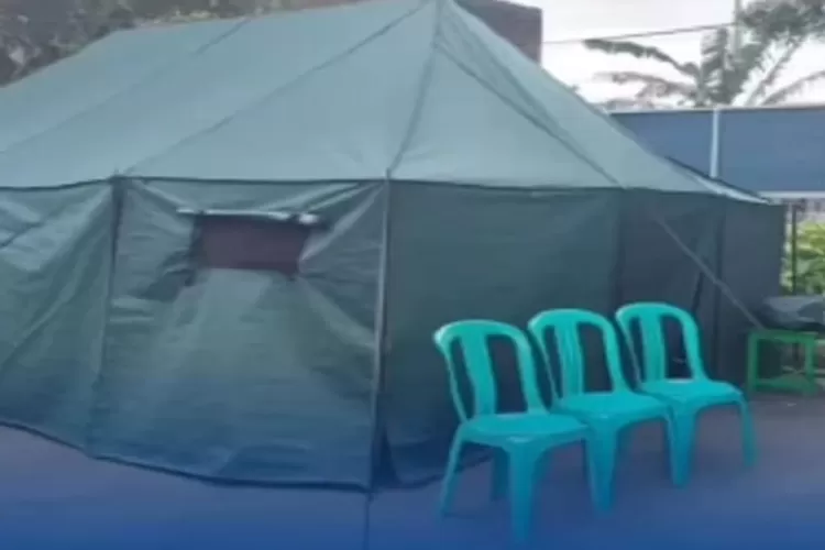 Tersentuh dengan keluhan pengungsi, seorang warga dirikan tenda cinta, tempat melepas hasrat suami-isteri yang diberi nama Tenda Sakinah. (Hallo.id)