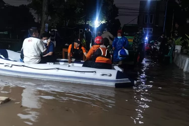Tim Gabungan melakukan evakuasi warga terdampak banjir menggunakan perahu karet di Kota Tangerang Selatan, Banten pada Kamis (1/12).